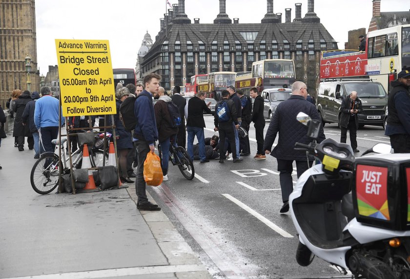 Na Moście Westminsterskim w Londynie rozpędzony samochód staranował grupę ludzi