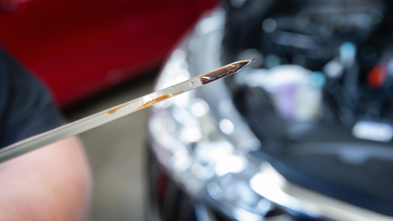 Moderný syntetický olej po pár tisícoch kilometrov nadobúda tmavú farbu, čo je jasným dôkazom jeho vysokej čistiacej schopnosti v motore. 