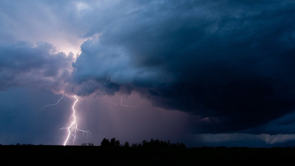 Z zachodu na nasz kraj nadszedł front atmosferyczny z burzami, gradobiciem i silnymi porywami wiatru. Na Dolnym Śląsku i Zachodnim Pomorzu w niektórych miejscach spadły wielkie kule gradu. Doszło też do podtopień.