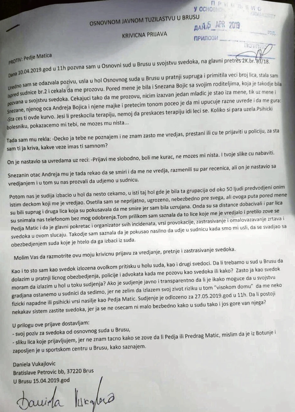 Jedan mladić je stao tik uz mene i Snežanu i pretećim tonom počeo da mi upućuje razne uvrede i da me gura, stoji u prijavi Daniele Vukajlović