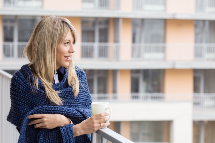 <b>4. Zakup bez negocjacji</b>
<br>
<br>
Nauczmy się negocjować, i to nie tylko w przypadku dewelopera, ale także w banku. Zawalczmy o najlepsze warunki przyznania kredytu i jego ubezpieczenia. Musimy być świadomi, że oprócz ceny ofertowej, którą znajdziemy w ogłoszeniu, istnieje cena transakcyjna, a więc ostateczna kwota, jaką przyjdzie nam zapłacić za mieszkanie.
<br>
<br>
- Deweloperzy są skłonni do negocjacji, warto o tym pamiętać - wyjaśnia Agnieszka Więckowska. - Dane statystyczne pokazują, że z reguły końcowy koszt nieruchomości jest niższy od pierwotnej ceny. Na metrze można zyskać 200, a nawet 300 zł - dodaje ekspert.

Negocjacje mogą dotyczyć nie tylko poniesionych kosztów, ale także dotrzymania terminów. Pamiętajmy, żeby uzależnić wszelkie ustalenia od decyzji banku w sprawie kredytu hipotecznego, jeżeli takowy zaciągamy. Składanie dokumentów do banku, a później czekanie na rozpatrzenie wniosku może potrwać nawet 6 tygodni.