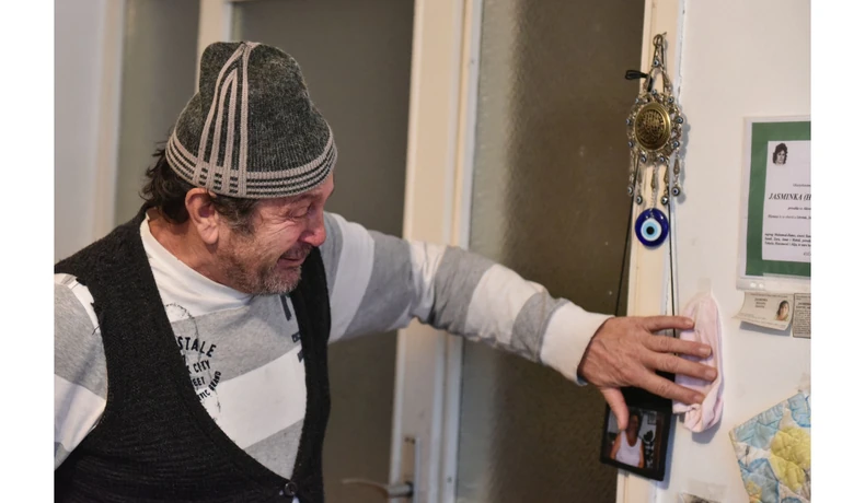 Muhamed pokazuje predmete koji su ostali iza supruge Jasminke