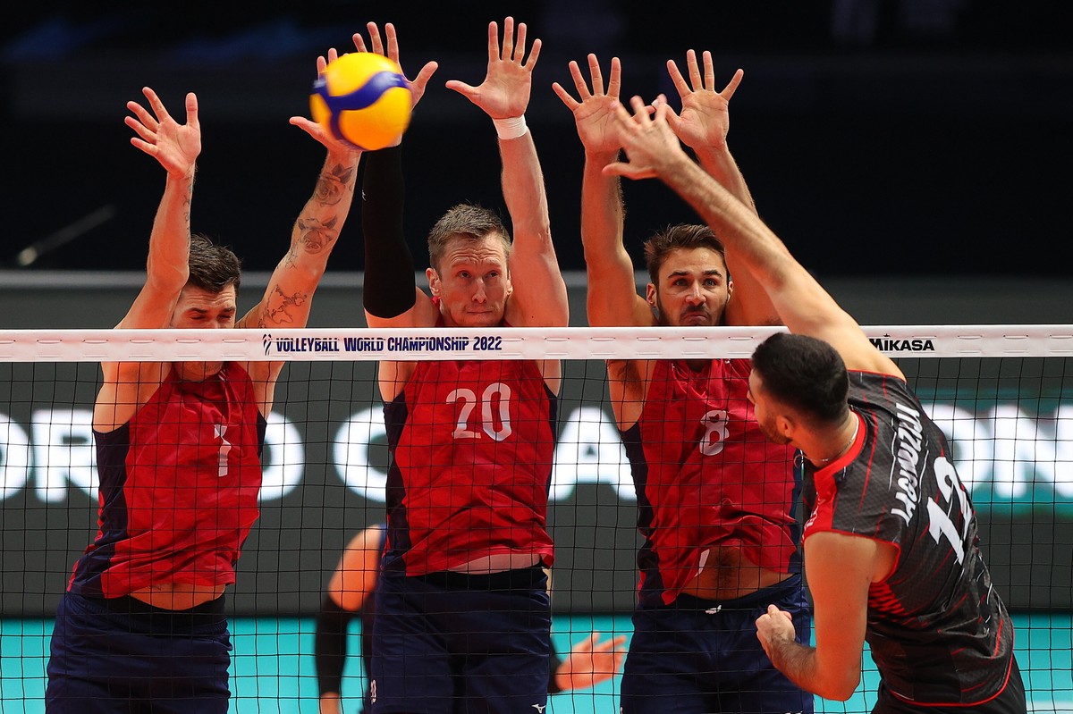 Zawodnicy reprezentacji USA: Matthew Anderson (L), David Smith (1C) i Torey Defalco (2C) oraz Adis Lagumdzija (P) z Turcji podczas meczu 1/8 finału mistrzostw świata siatkarzy w Gliwicach