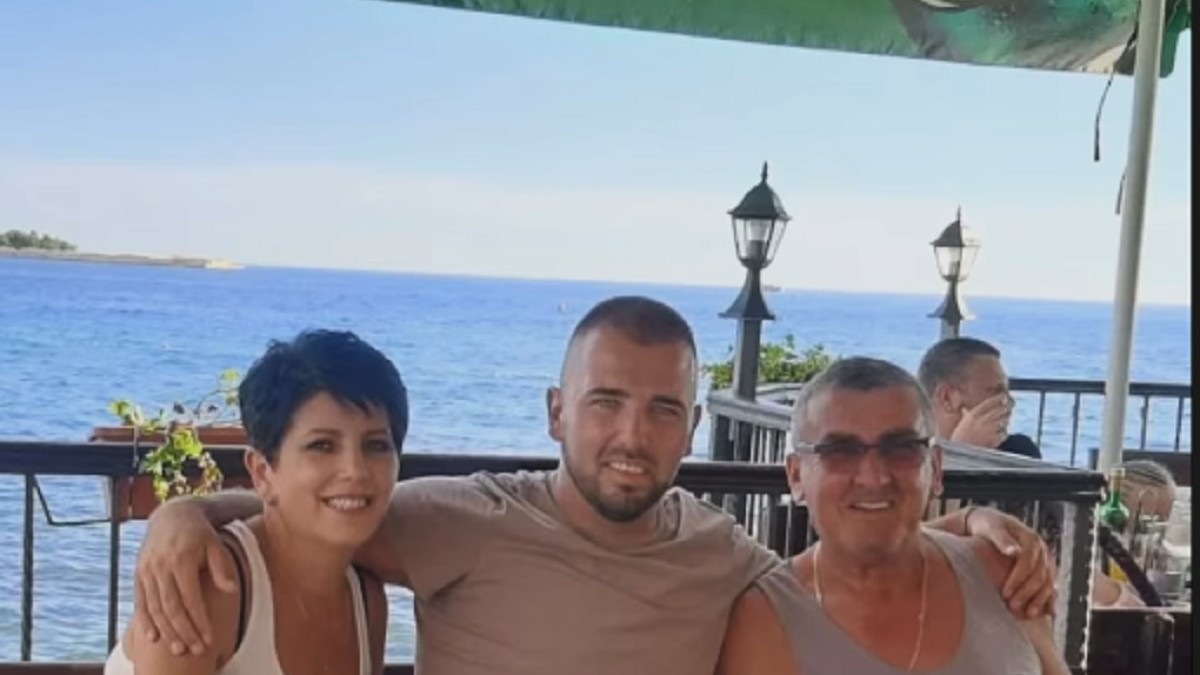 Aleksandar Kos sa roditeljima