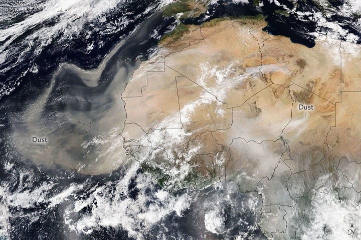 Pył znad Sahary na zdjęciach satelitarnych NASA (zdjęcie archiwalne)