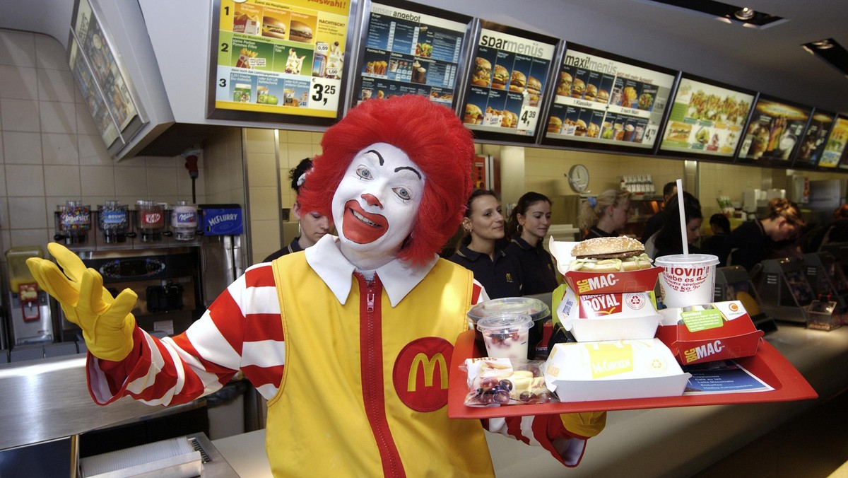 Maskottchen Ronald McDonald mit Men, McDonalds-Filiale Berlin