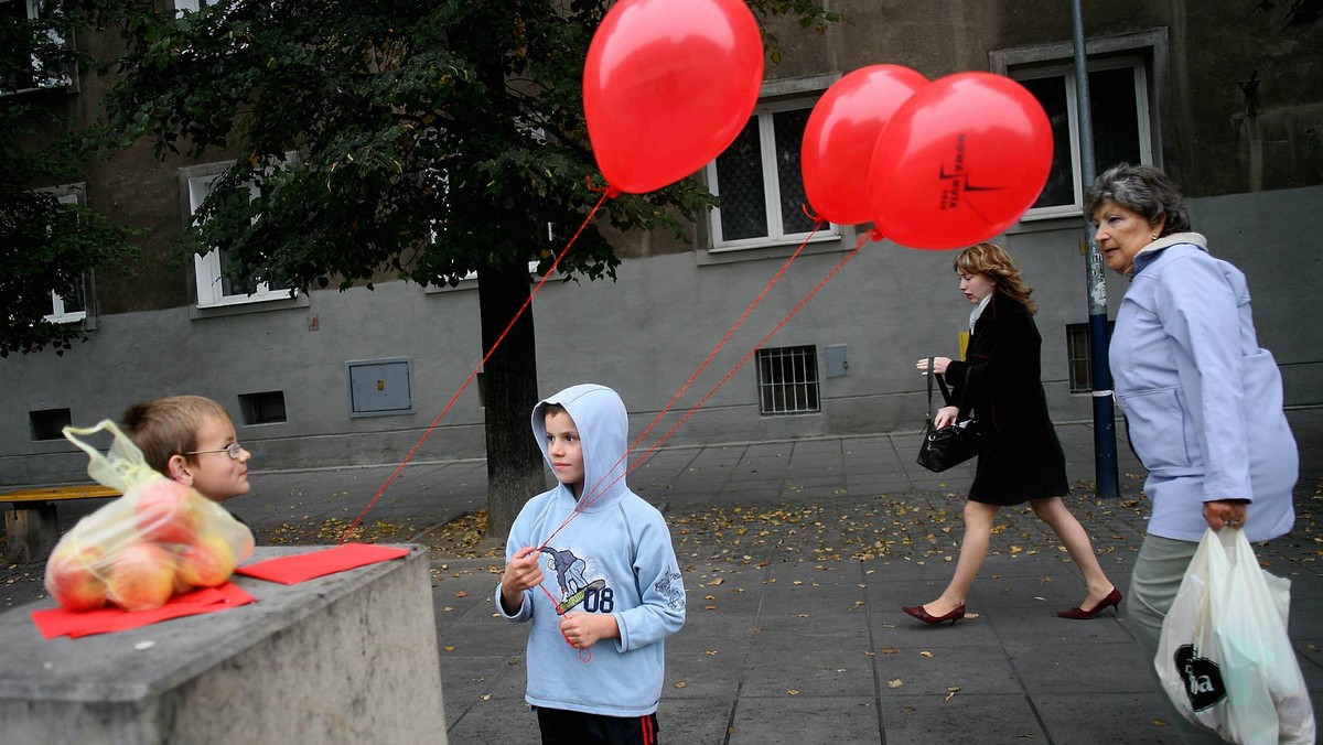 Jak żyje się przeciętnej polskiej rodzinie? Żeby się tego dowiedzieć, dziennikarz "Guardiana" wybrał się do Nowej Huty i spędził kilka dni w domu rodziny Baniaków.