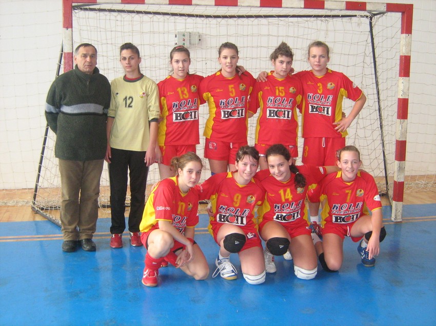 Tijana Mihajlov (stoji druga zdesna) sa drugaricama iz "Cepelina"