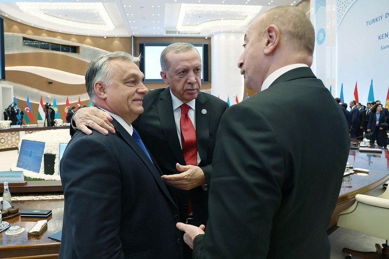 Prezydent Turcji Recep Tayyip Erdogan i premier Węgier Viktor Orban z prezydentem Azerbejdżanu Ilhamem Alijewem podczas dziewiątego szczytu Organizacji Państw Tureckich w Samarkandzie, Uzbekistan, 11 listopada 2022 r.