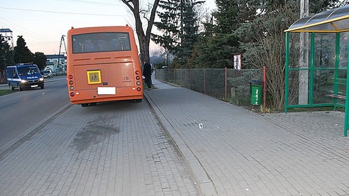 Do szpitala trafiła 15-letnia dziewczynka, która najprawdopodobniej wypadła z zatrzymującego się w zatoczce autobusu w podprzemyskich Torkach. Szczegóły zdarzenia wyjaśnia policja.