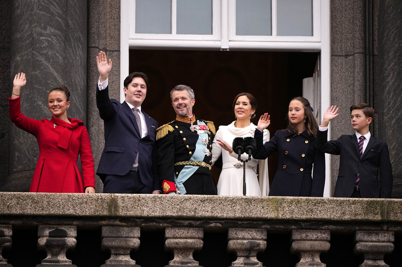 Rodzina królewska na balkonie pałacu Christiansborg: księżniczka Izabela, książę Christian, król Fryderyk X, królowa Maria, księżniczka Josephine i książę Vincent