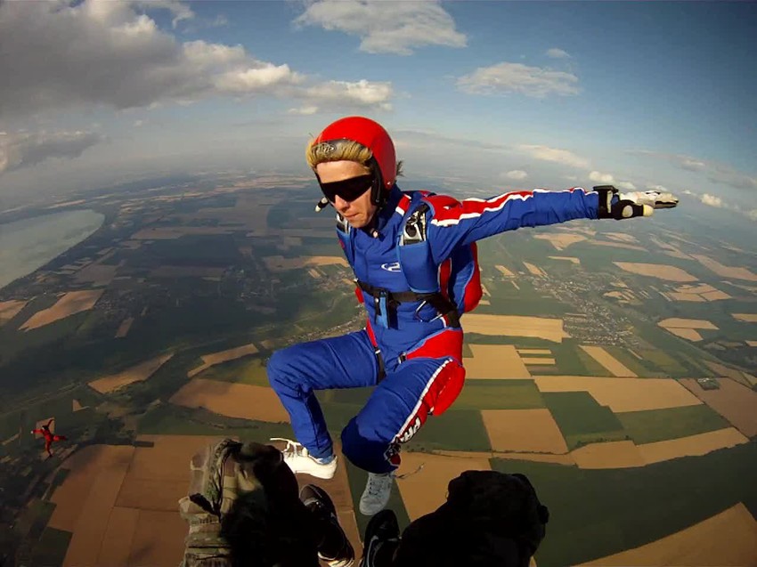 Rekord drže četiri žene koje su skočivši iz aviona sa 3.000 metara izvele formacije na 1.200 metara