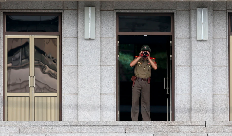 Severnokorejski vojnik na granici sa Južnom Korejom