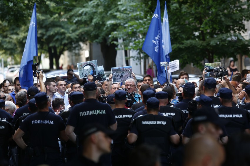 Šešelj i radikali pred kordonom policije ispred CZKD