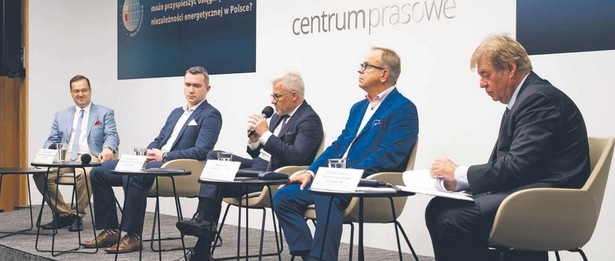 Moderator: Piotr Maciążek, ekspert do spraw energetycznych, StrefaInwestorów.pl. Uczestnicy: Marek Garniewski, ekspert w biurze relacji inwestorskich PKN Orlen; Krzysztof Nowicki, wiceprezes zarządu ds. fuzji i przejęć w Grupie Lotos; Maciej Szozda, ekspert ds. rynku paliwowego; Leszek Juchniewicz, doradca prezesa zarządu Pracodawców RP