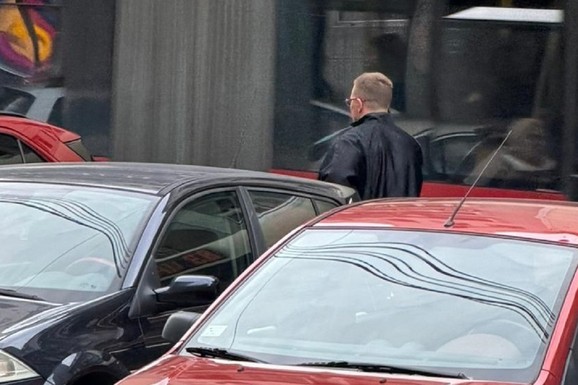 (PAPAPARACO) RELJA POPOVIĆ PRETRČAVA ULICU VAN PEŠAČKOG PRELAZA Pevač uhvaćen na Vračaru kako krši propise: Sve vreme priča na telefon