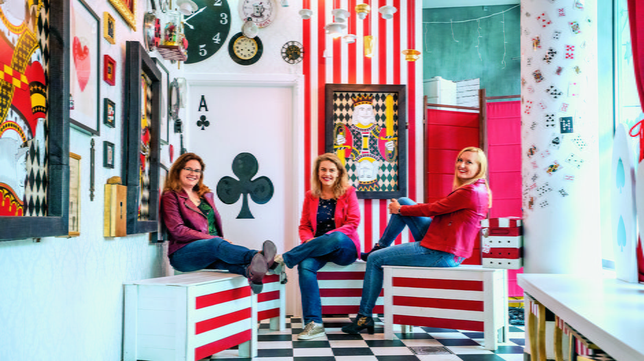 Od 2015 roku pod szyldem Gamescape budują escape roomy w Krakowie, projektują gry miejskie i online oraz mobilne pokoje zagadek. Na koncie mają również projekty dla instytucji kultury. W 2022 r. ich firma miała 1,4 mln zł przychodu i 218 tys. zysku.