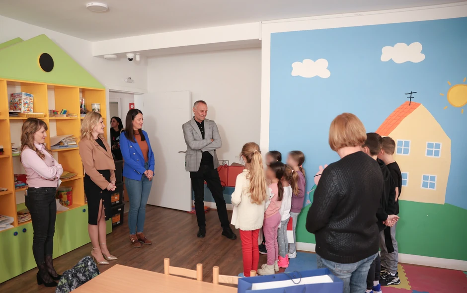 Dragiša Binić posetio Kosovsku Mitrovicu i uručio Mozzartovu novčanu donaciju Dnevnom centru„Podrži me“,