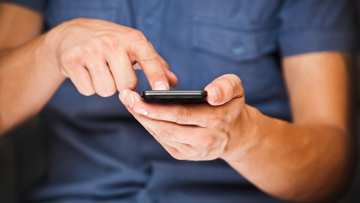 Wykorzystywali wirusy komputerowe do infekowania telefonów komórkowych klientów polskich banków i kradli pieniądze z ich rachunków. Policjanci z Biura do walki z Cyberprzestępczością KGP zatrzymali dwoje członków grupy przestępczej, która zajmowała się tym procederem. To obywatele Mołdawii. Tylko w ostatnim czasie ich ofiarami padło kilkadziesiąt osób, a może ich być znacznie więcej.