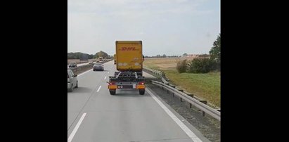 Szokujący film z autostrady. Gdy zobaczył ludzką rękę, zaczął trąbić