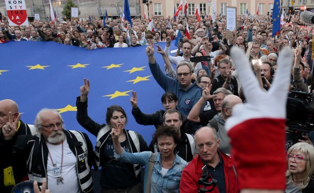 "Wy łamiecie Konstytucję, my robimy rewolucję". Protesty w obronie sądów w kilkudziesięciu miastach Polski