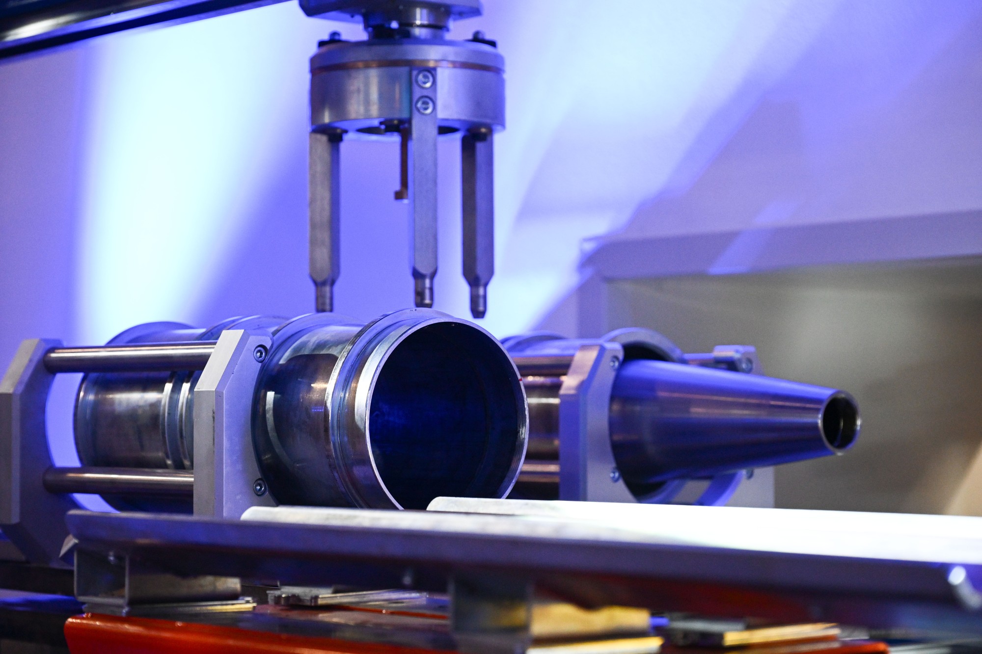 V ZVS holding v Dubnici nad Váhom spustili do prevádzky novú výrobnú linku na plnenie veľkokalibrovej delostreleckej munície.