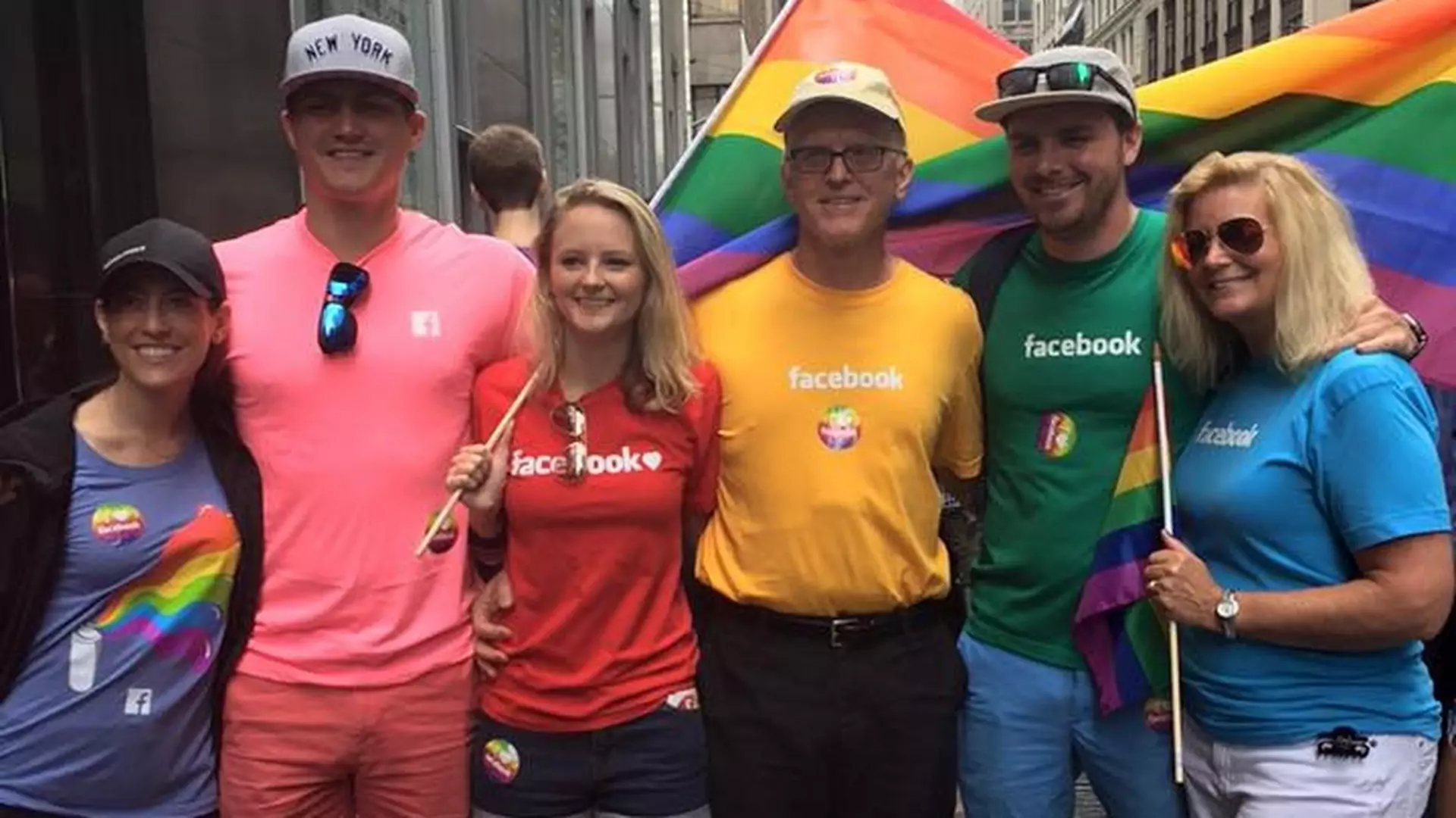 Facebook wspiera społeczność LGBTQ świętując Miesiąc Dumy tęczowymi motywami na swoim serwisie