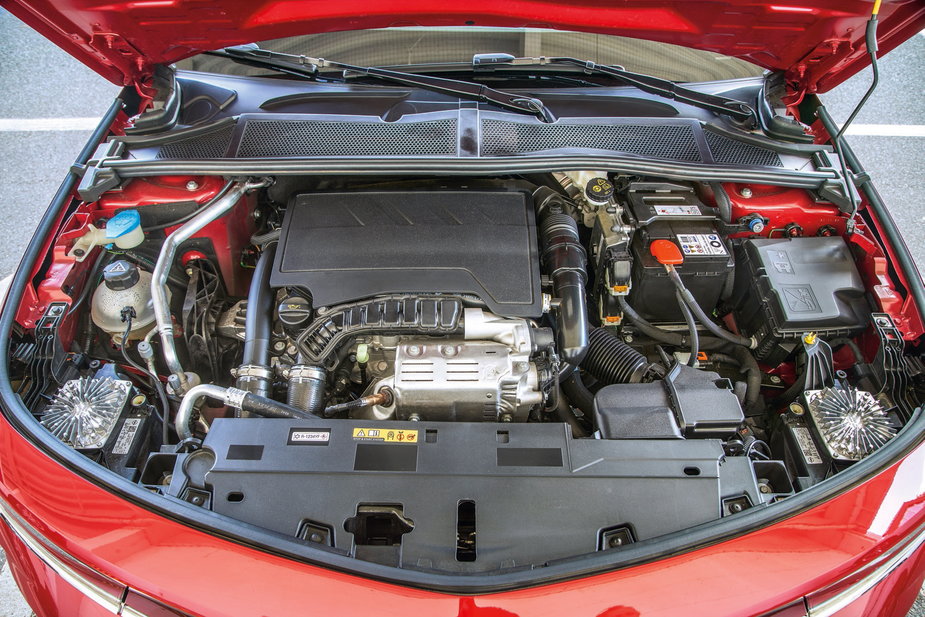 Opel Astra 2022 1.2 Turbo ma 130-konny, trzycylindrowy silnik benzynowy, a do testu przyjechała z komfortowo zmieniającym biegi, ośmiostopniowym automatem. Na tle Golfa pali... Poczekajcie na tabele.