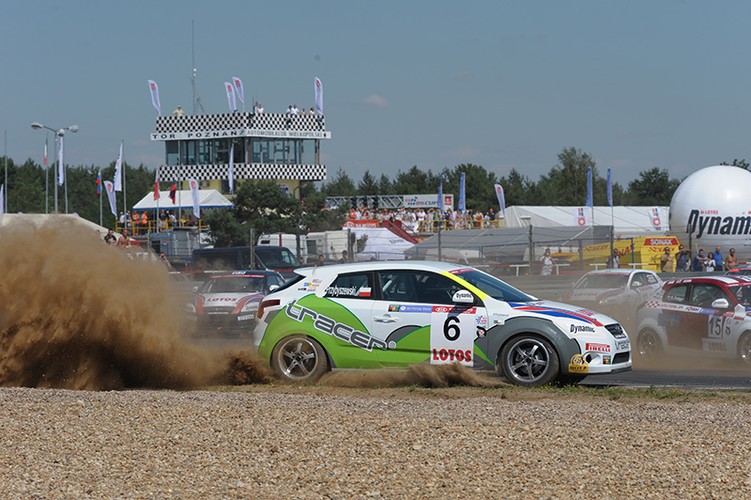 ... nie brakowało podróży poza tor. Na zdjęciu Marcin Przybyszewski