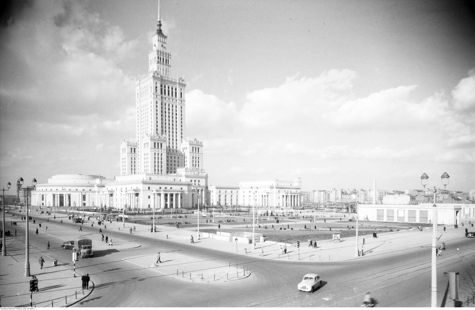 Pałac Kultury i Nauki w Warszawie. Widok gmachu od strony skrzyżowania ul. E. Plater i Al. Jerozolimskich. Z prawej widoczny budynek dworca Warszawa-Śródmieście (1955-61)