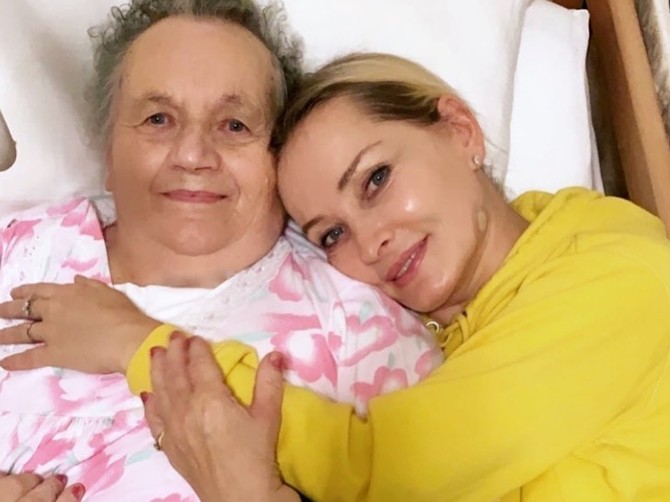 Tanja Ribič sa majkom koja je pobedila koronu