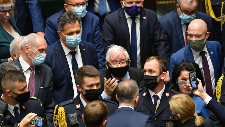 Jarosław Kaczyński w otoczeniu polityków PiS oraz straży marszałkowskiej w Sejmie