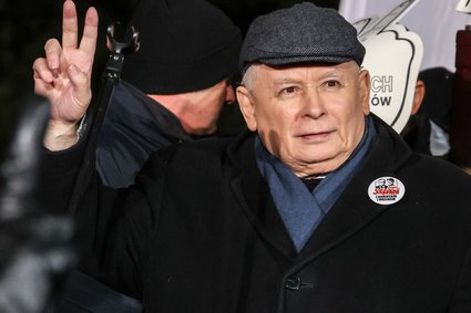 Wóz Jarosława Kaczyńskiego pędził przez Warszawę. "Zapłaciliby 8,4 tys. zł"