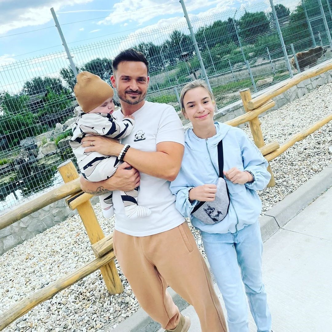 Spevák Robo Papp s deťmi. 