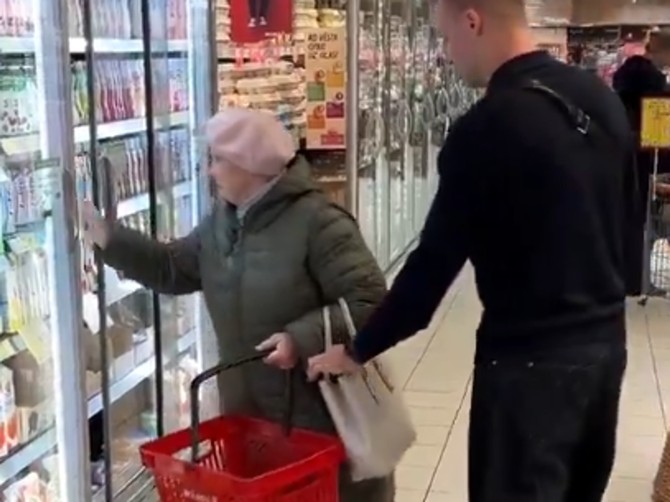 Snimak zapalio mreže - baki uzeo novčanik iz torbe, kad je otišla na kasu doživela je šok