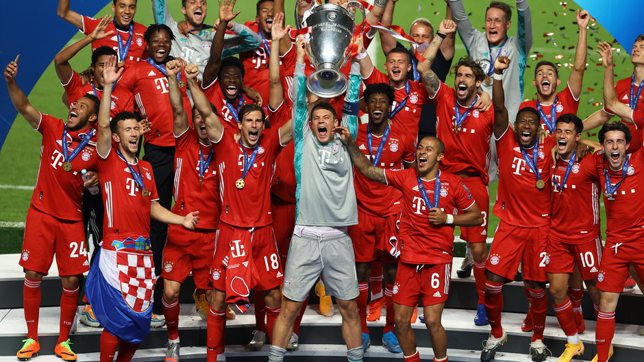Piłkarze Bayernu Monachium z trofeum za wygranie Ligi Mistrzów