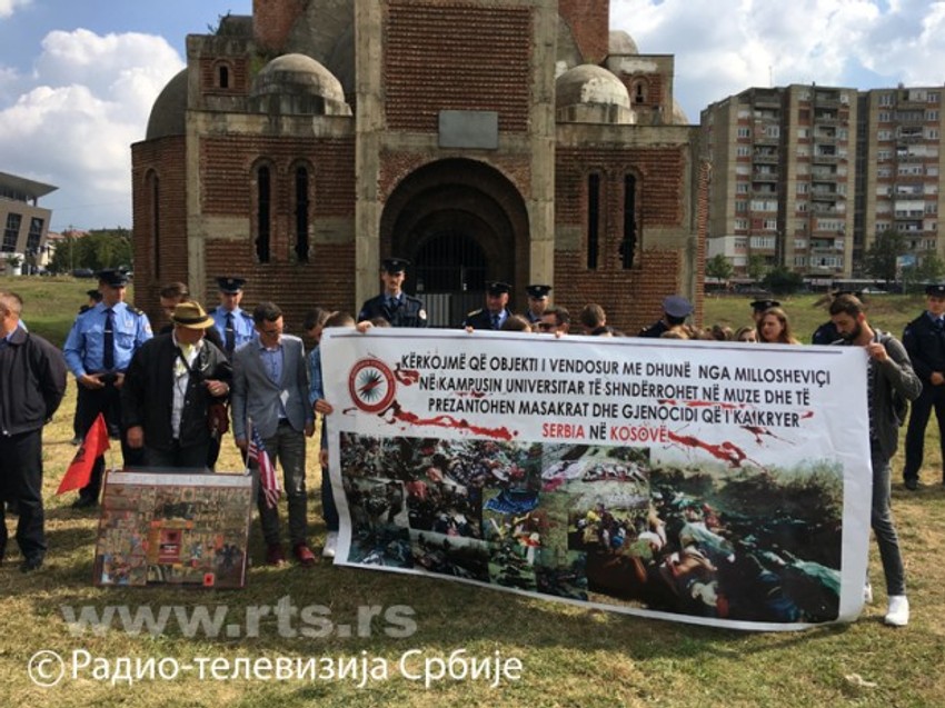 Prortest grupe studenata ispred nedovšrenog Hrama Hrista Spasitelja