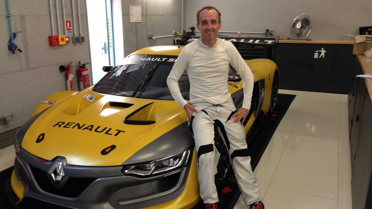 Na tę wiadomość kibice sportów motorowych czekali bardzo długo. W najbliższą sobotę i niedzielę Robert Kubica powróci na tor wyścigowy w Spa-Francorchamps, gdzie będzie rywalizował w serii Renault Sport Trophy. Relacje na żywo z obu wyścigów z udziałem Polaka będzie można oglądać wyłącznie na antenie Eurosportu 1.