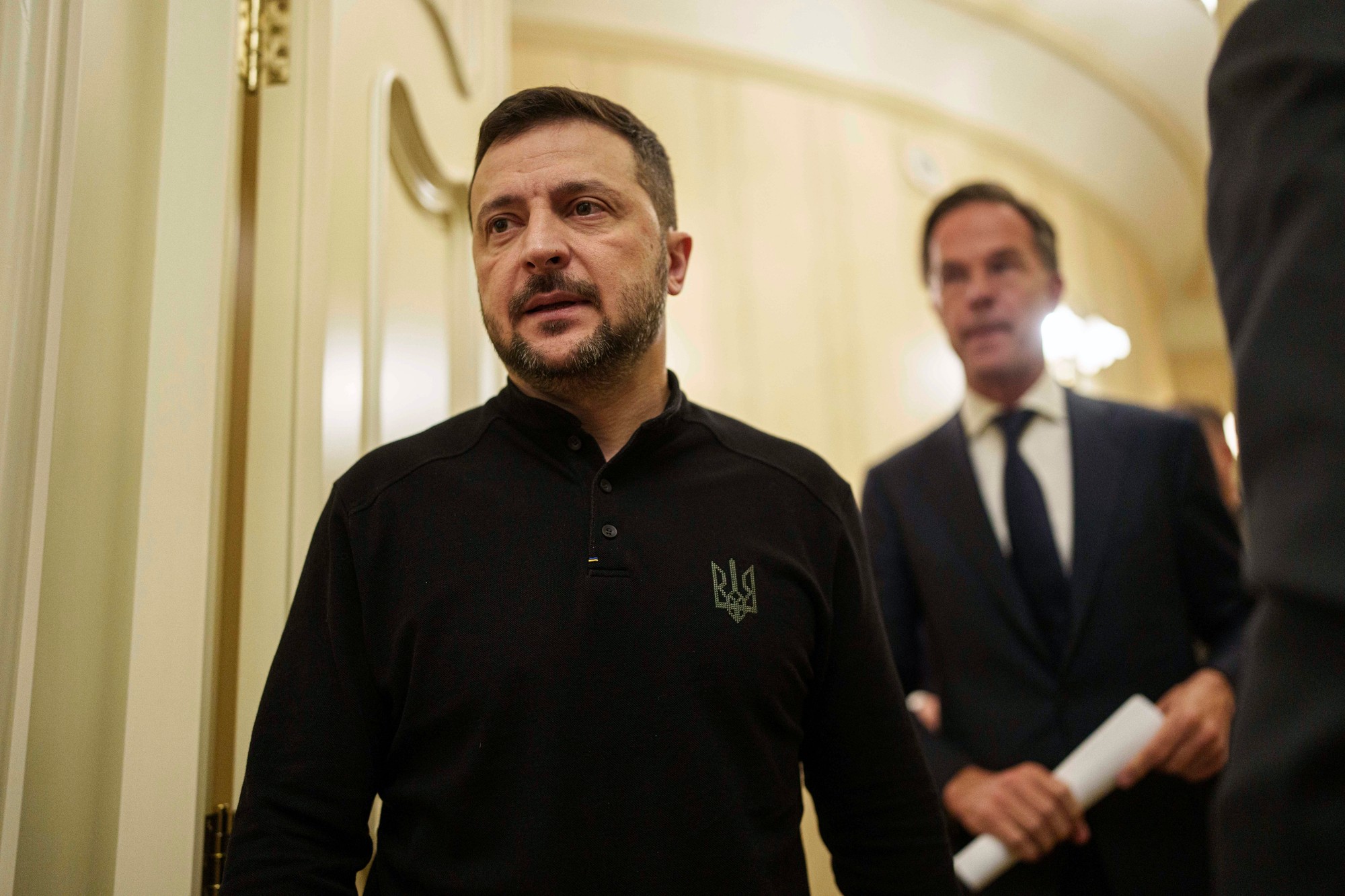 Ukrajinský prezident Volodymyr Zelenskyj (vľavo) a nový generálny tajomník Severoatlantickej aliancie (NATO) Mark Rutte.