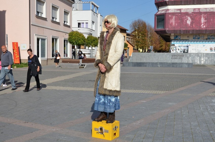 Muškarac obučen u ženu nova atrakcija na trgu u Prijedoru