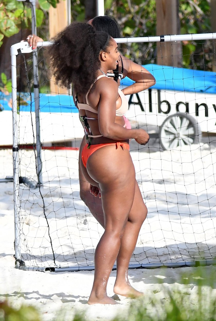 Serena WIlliams szaleje w bikini. Rywalka Radwańskiej pokazała ciało