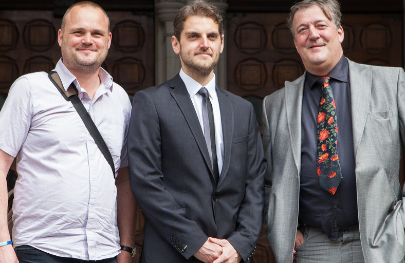 Paula Chambersa (pośrodku) w czasie procesu wspierali brytyjscy komicy -  Al Murray (po lewej) i Stephen Fry (po prawej), fot. Paul Clarke/Flickr, Paulclarke.com