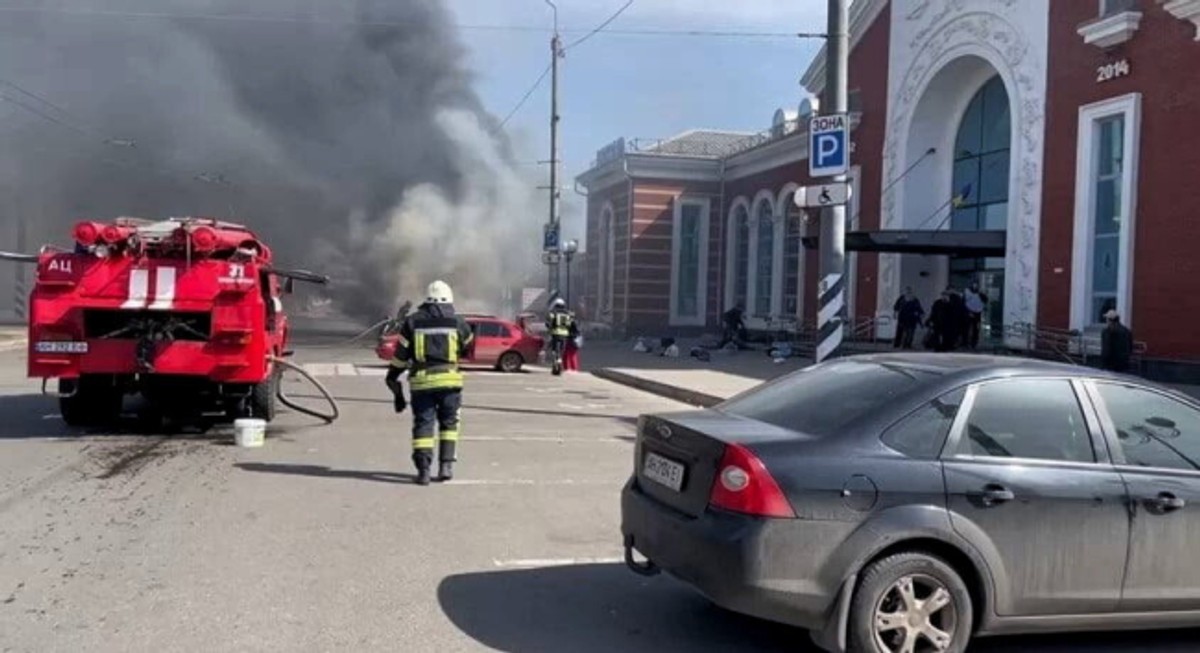 Kramatorsk, Ukraina. Skutki rosyjskiego ataku rakietowego na dworcu kolejowym