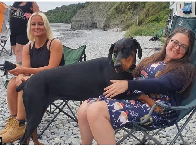 Kejti i Lusi povezao je Lusin pas Indi