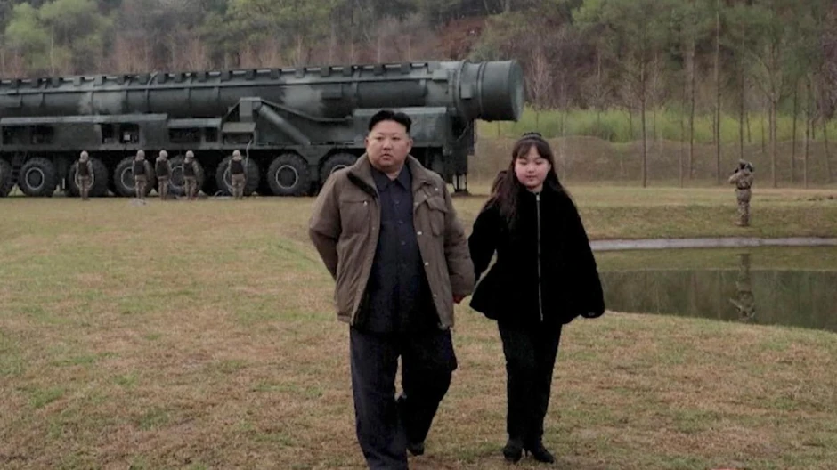Državna televizija Severne Koreje je 14. aprila 2023. emitovala snimak Kima Džonga Una i Kim Džu Ae pored interkontinentalne balističke rakete Hvasong-18 | Foto: Reuters
