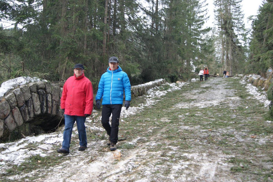 Mimo niebezpieczeństwa turyści spacerują w Tatrach