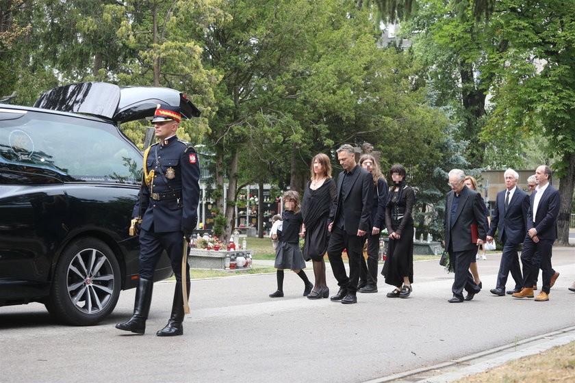 Grzegorz Damięcki z rodziną na pogrzebie Barbary Borys-Damięckiej.