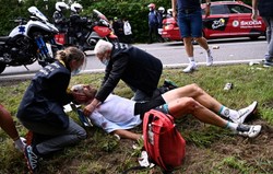 Feralny start Tour de France. Z wyścigu wycofał się kolejny kolarz