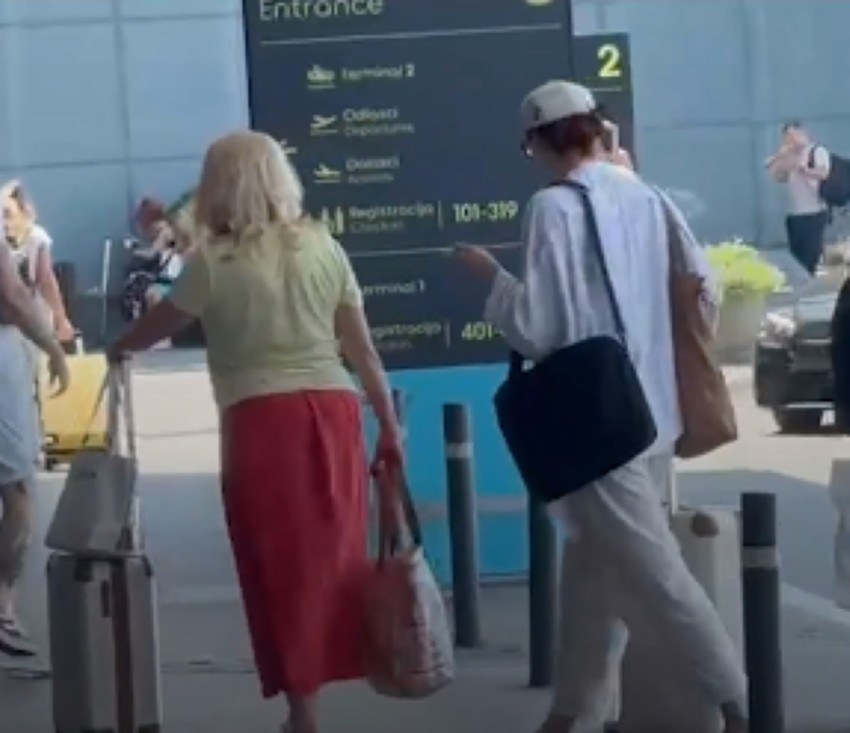 Suzana Mančić sa ćerkom na aerodromu