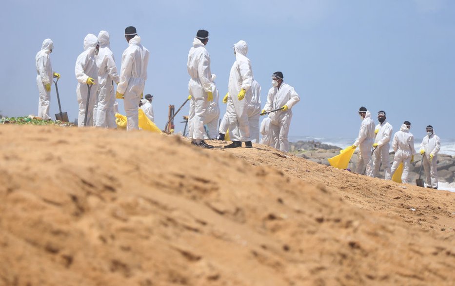 Rząd Sri Lanki zmobilizował do oczyszczania plaż 50 tys. osób